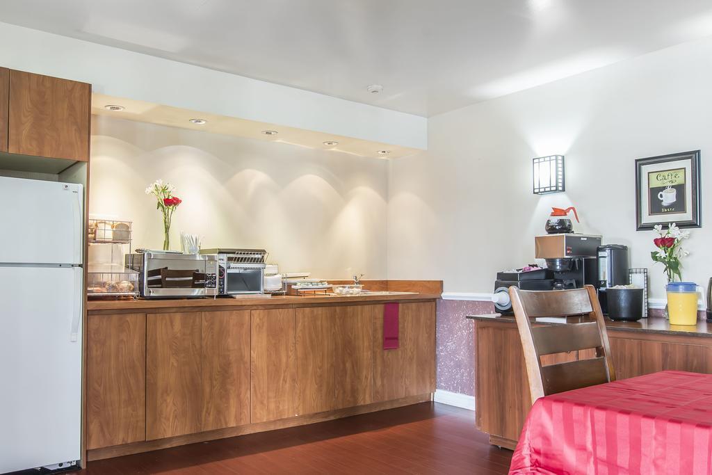 Econo Lodge Orillia Εξωτερικό φωτογραφία