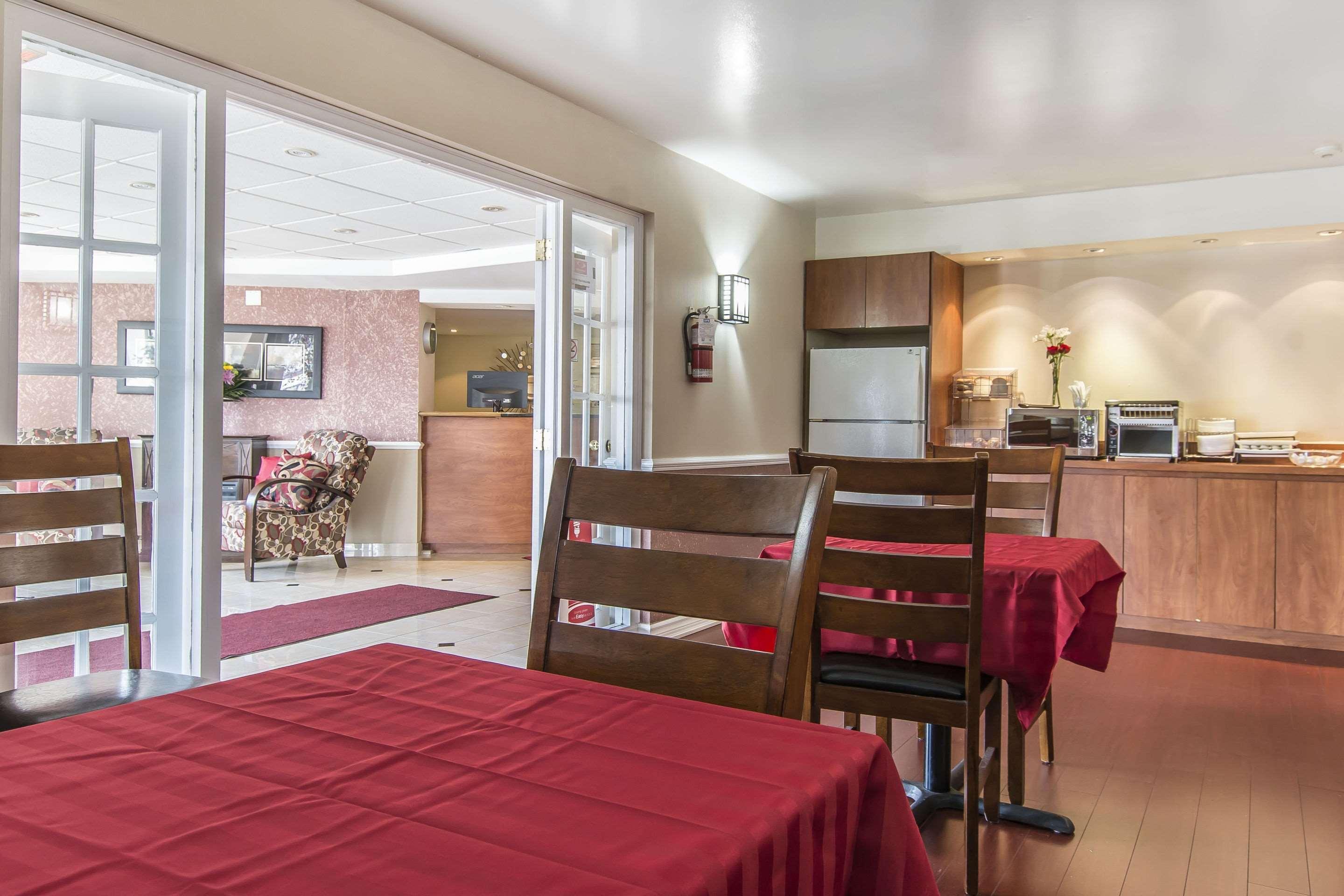 Econo Lodge Orillia Εξωτερικό φωτογραφία