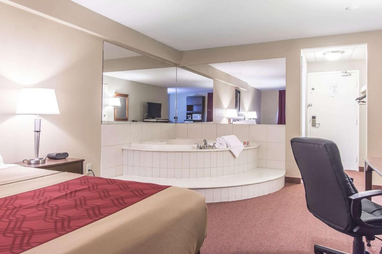 Econo Lodge Orillia Εξωτερικό φωτογραφία